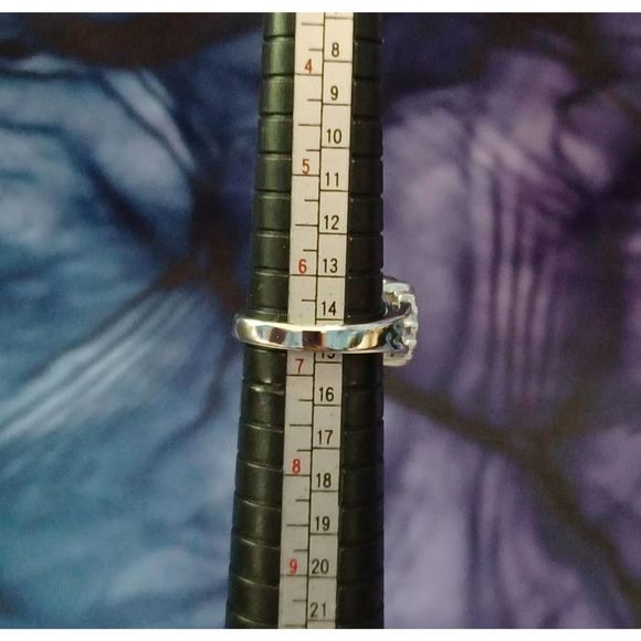 Swarovski Elements - Size 6½ - 18K gold plated ring as pictured - Picture 6 of 8